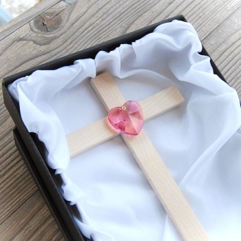 Malý Drevený Krížik s Krištáľovým Srdcom