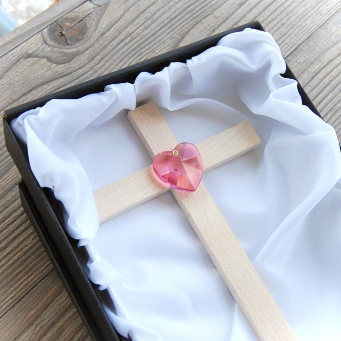 Malý Drevený Krížik s Krištáľovým Srdcom