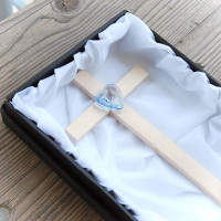 Malý Drevený Krížik s Krištáľovým Srdcom