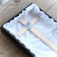 Malý Drevený Krížik s Krištáľovým Srdcom