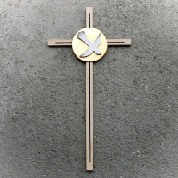 Drevený kríž s holubicou k Birmovke