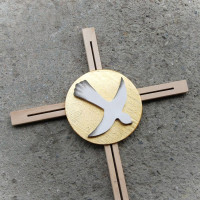 Drevený kríž s holubicou k Birmovke