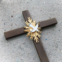 Veľký drevený kríž s holubicou