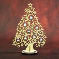 Drevený stromček s ozdôbkami