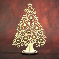 Drevený stromček s ozdôbkami