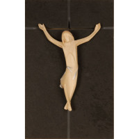 Drevený kríž na čiernej bridlici