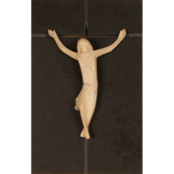 Drevený kríž na čiernej bridlici