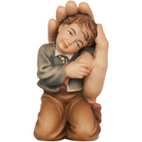 Chlapček v ochrannej dlani