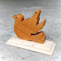 Drevená holubica na podstavci