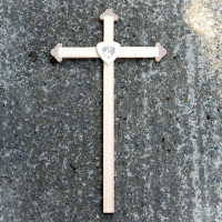 Veľký Drevený Kríž s Krištáľovým Srdcom