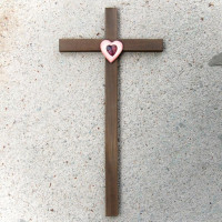 Drevený kríž s Krištáľovým Srdcom