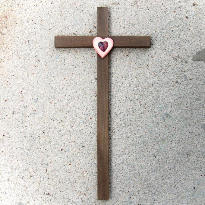 Drevený kríž s Krištáľovým Srdcom
