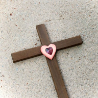 Drevený kríž s Krištáľovým Srdcom