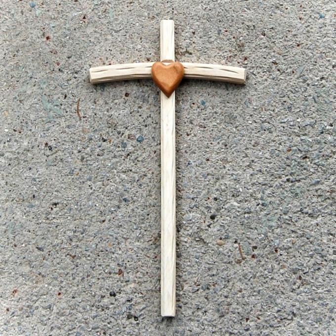 Malý Drevený Krížik so Srdcom