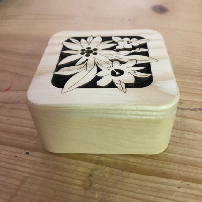 Drevená šperkovnica