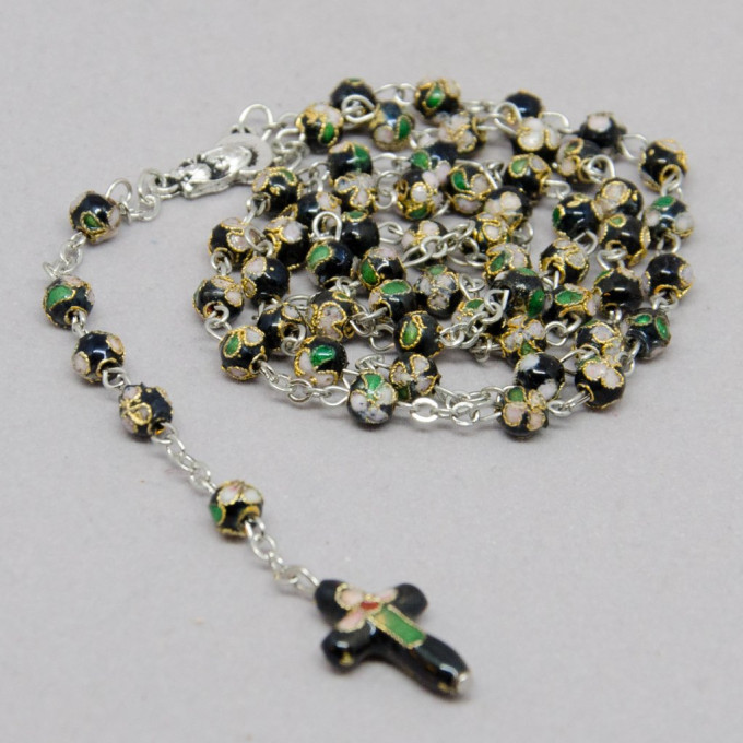 Čierny ruženec s kvietkami