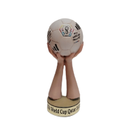 Drevená futbalová trofej