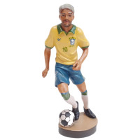 Drevená socha futbalistu