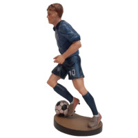 Drevená socha futbalistu