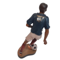 Drevená socha futbalistu