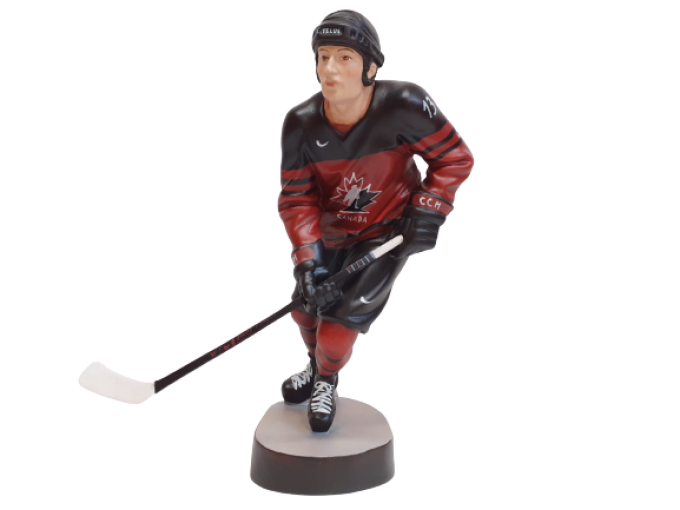 Drevená socha hokejistu