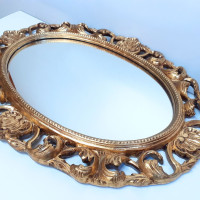 Zrkadlo so zlatým rámom