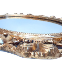 Zrkadlo so zlatým rámom