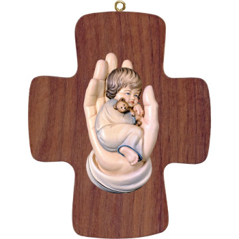 Chlapček v ochrannej ruke na kríži