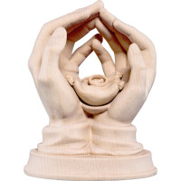 Snubné prstene v ochranných rukách