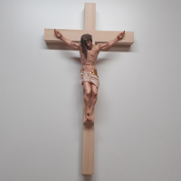 Hrubý kríž s Ježišom