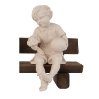 Sediaci chlapec s loptou a kvetom