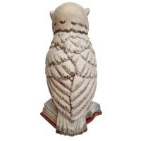 Drevená sova na knihe