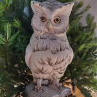 Drevená sova na knihe